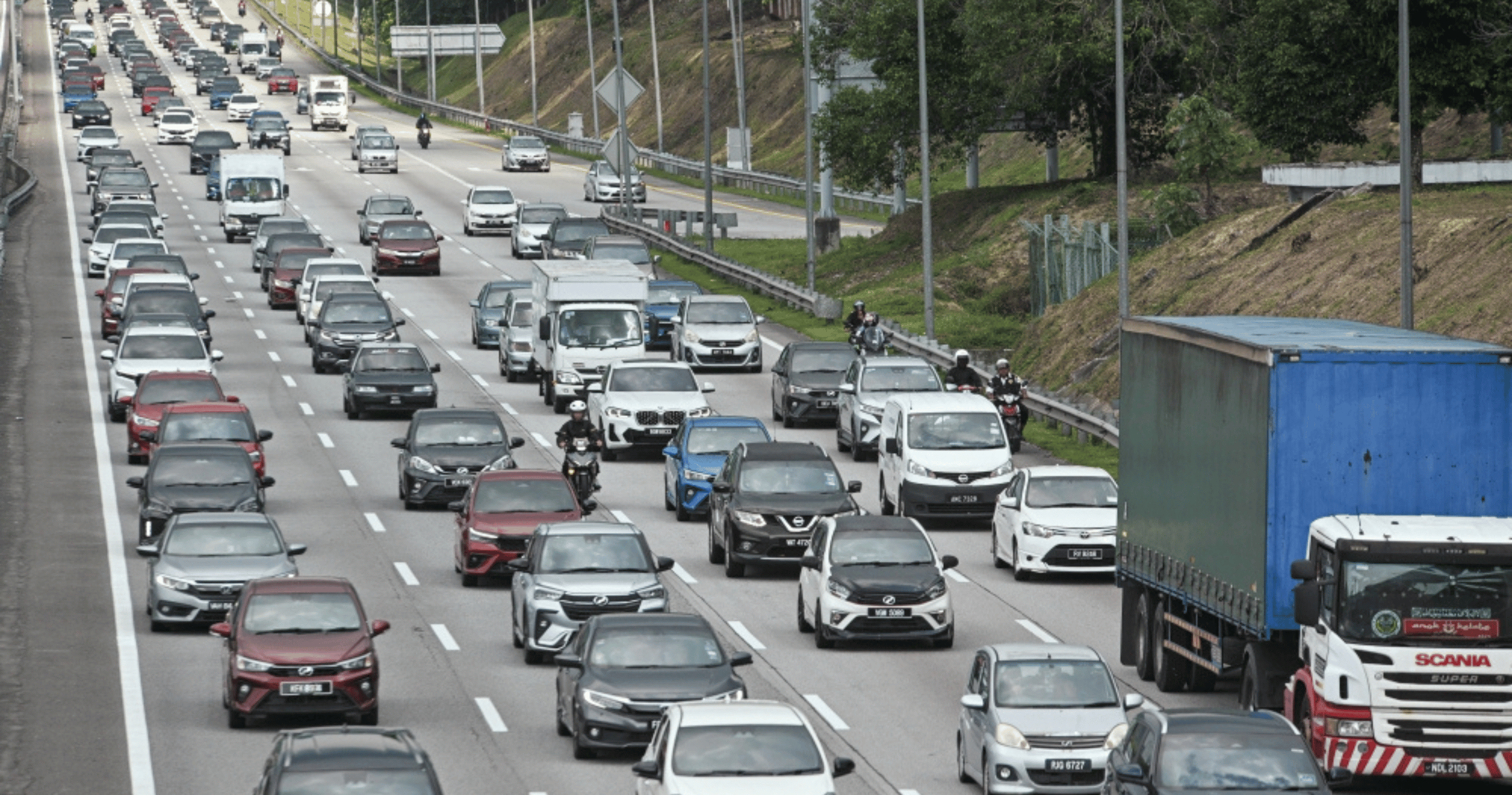 Severe traffic jams reported on highways leaving Klang Valley as Hari Raya travel reaches its peak.