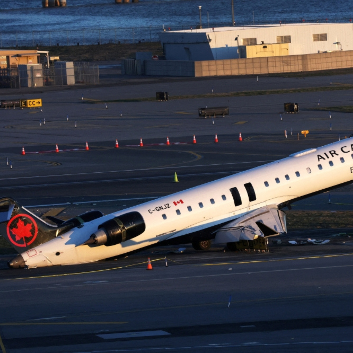 NTSB reports that the safety system malfunctioned in the LaGuardia crash that claimed the lives of two pilots.