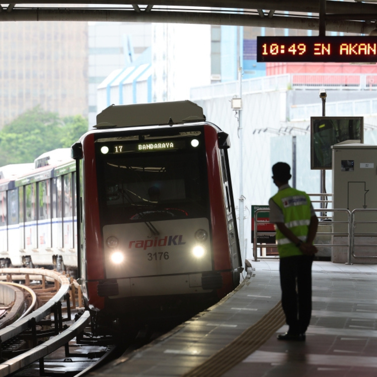 Ampang-bound LRT trains terminate at Chan Sow Lin, passengers advised to transfer.