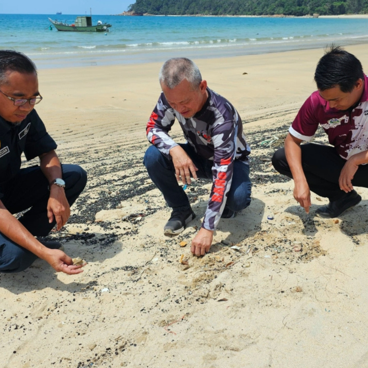 Terengganu orders action after DOE identifies vessel linked to 3km Pantai Teluk Kalong oil spill
