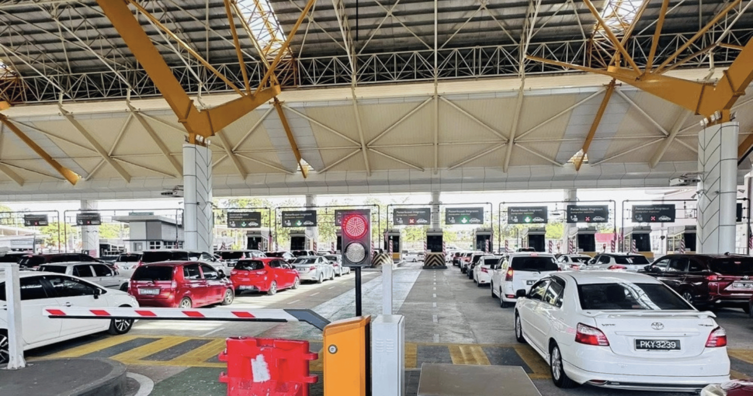 Exposed: RM1,000-per-person syndicate busted at Kedah border, senior immigration officer among 10 detained