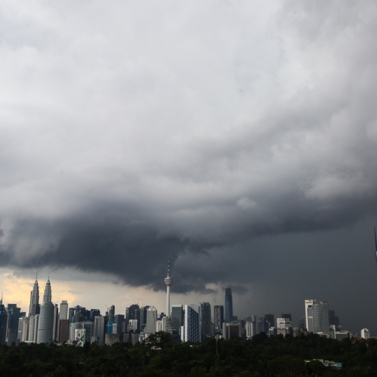 MetMalaysia warns of thunderstorms and strong winds across 10 states, advises public to remain vigilant.