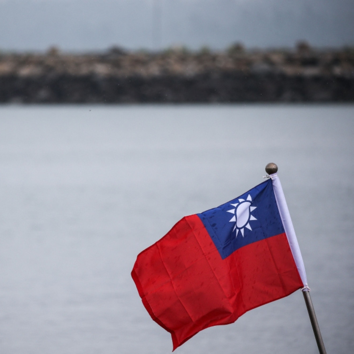 Taiwan says it has expelled a Chinese research vessel that was carrying out an “illegal” survey near the island.