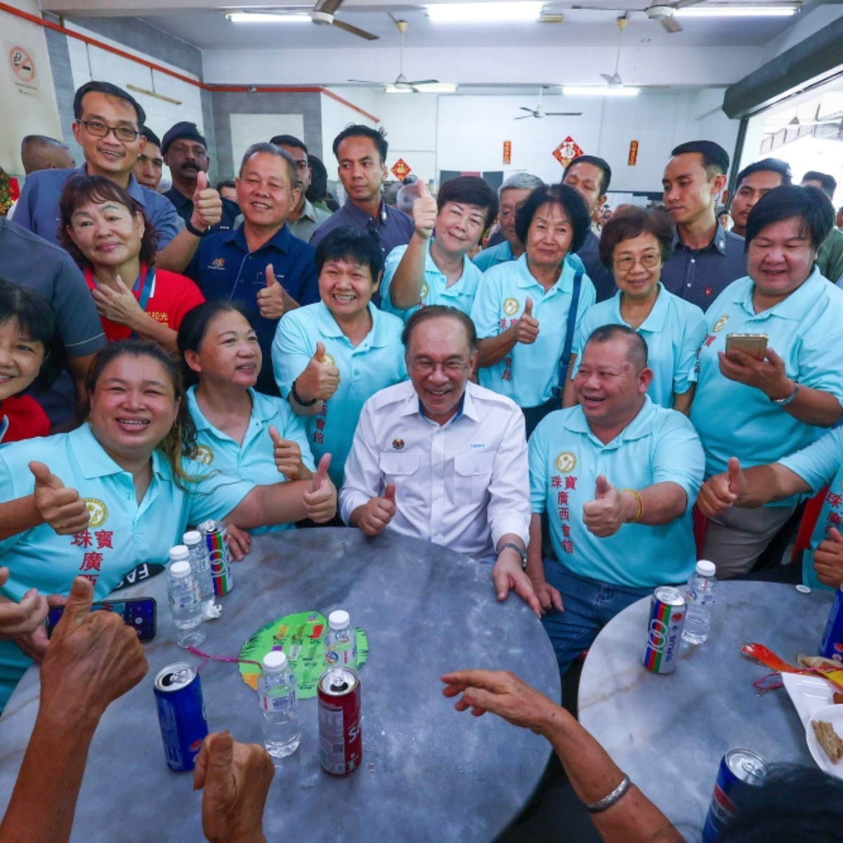 PM spends time with Chemor Chinese community, meets locals over tea session