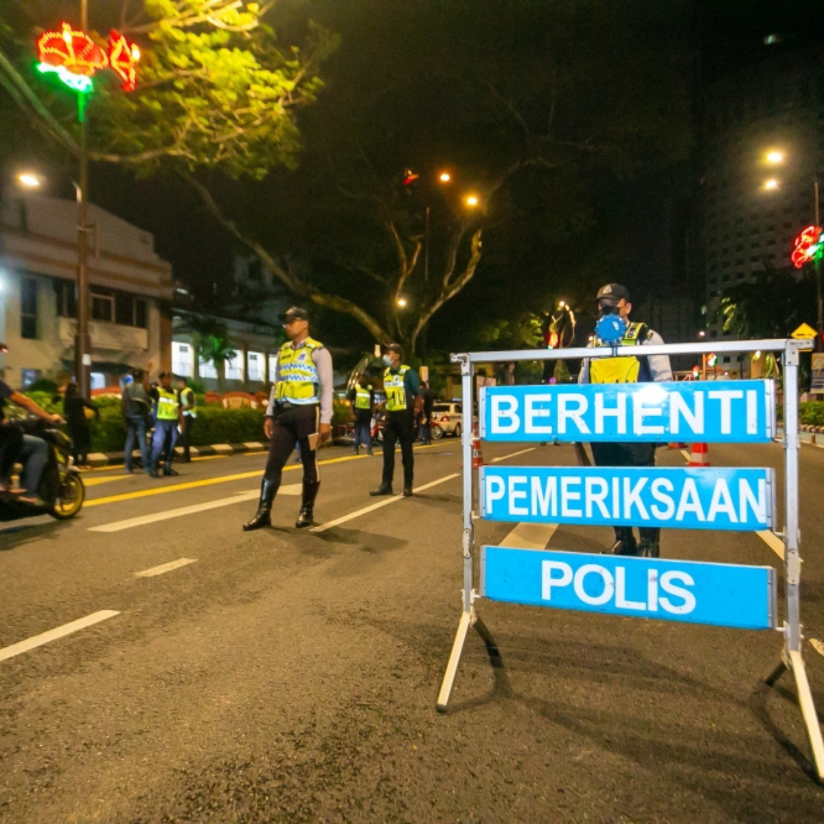 Police detain three suspects, including two women, after a vehicle rammed towards officers in Hulu Langat, prompting police to open fire.