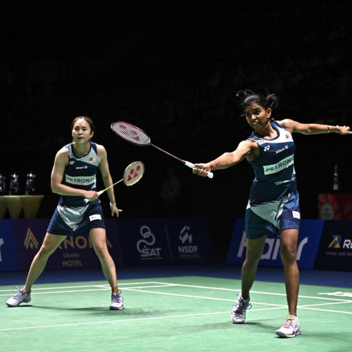Pearly-Thinaah return to winning form as Aaron-Wooi Yik advance comfortably into Singapore Open last 16.