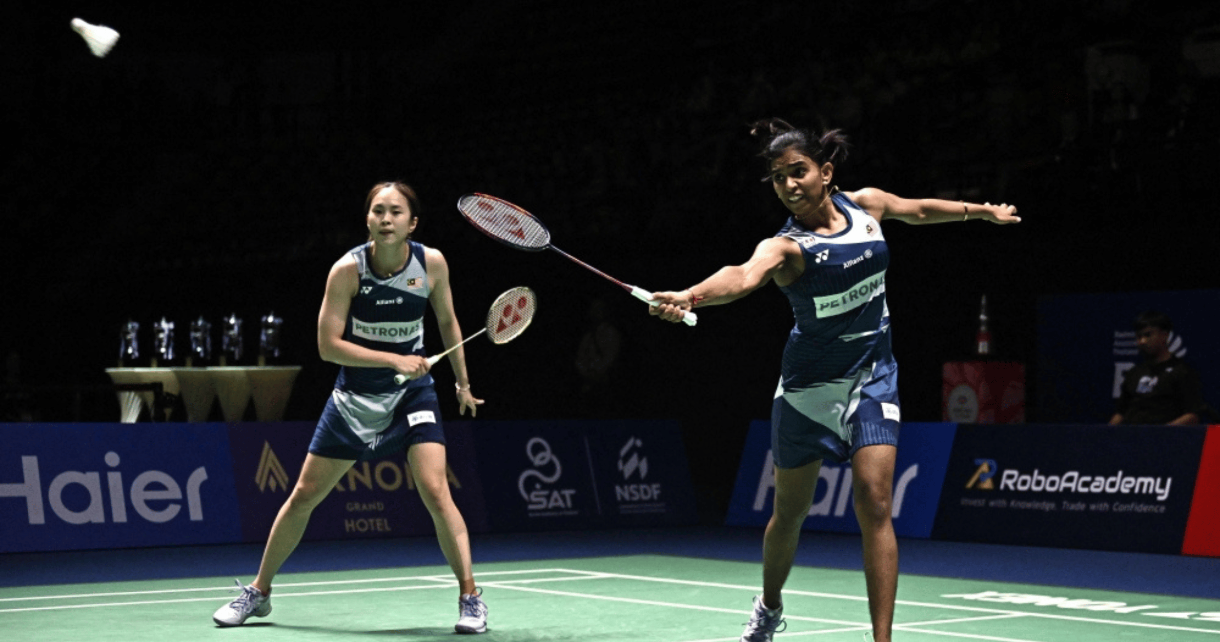 Pearly-Thinaah return to winning form as Aaron-Wooi Yik advance comfortably into Singapore Open last 16.