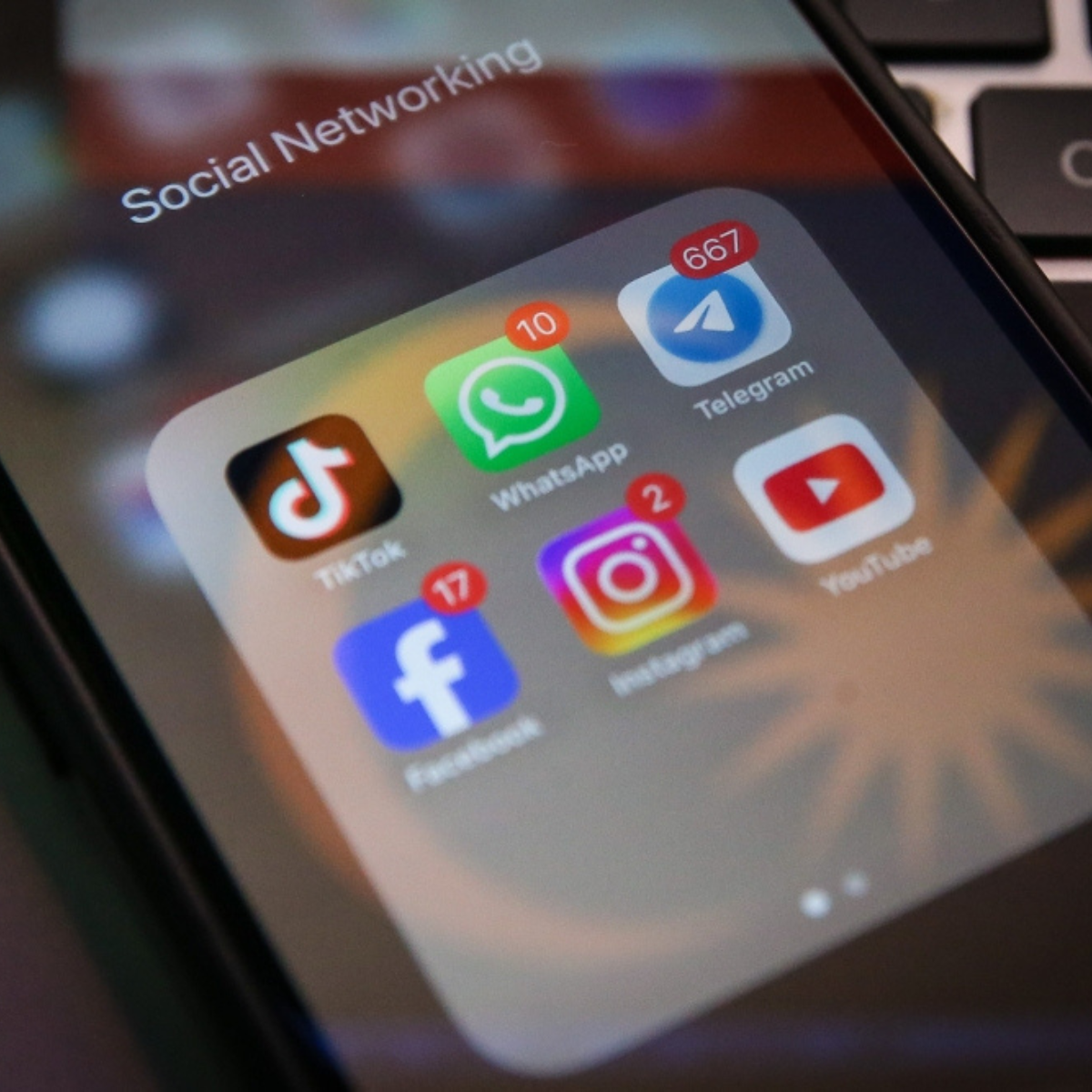 Canada moves to ban social media use for those under 16 and tighten regulations on AI chatbots