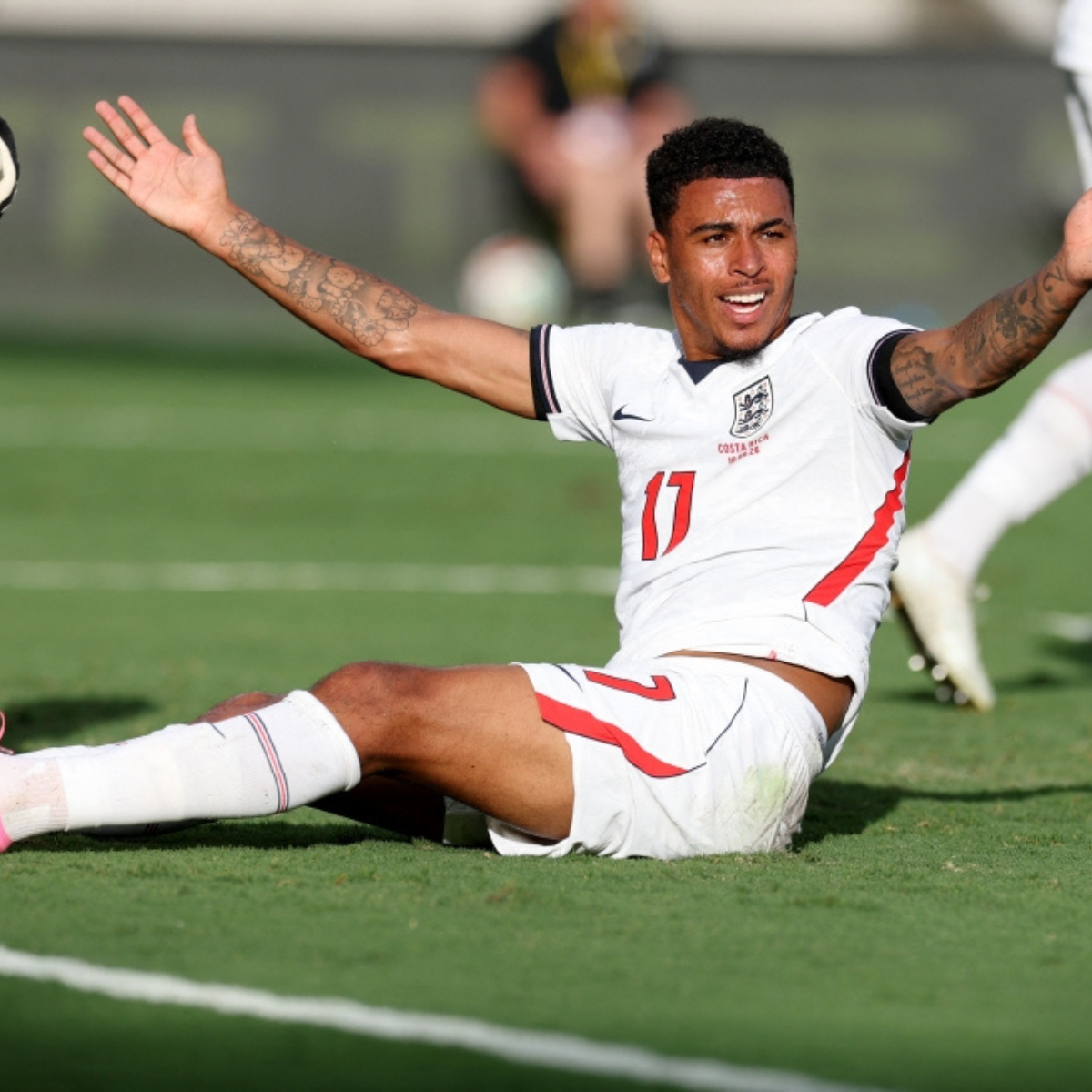 England hit by equipment theft en route to World Cup training camp in Kansas City — balls and boots missing