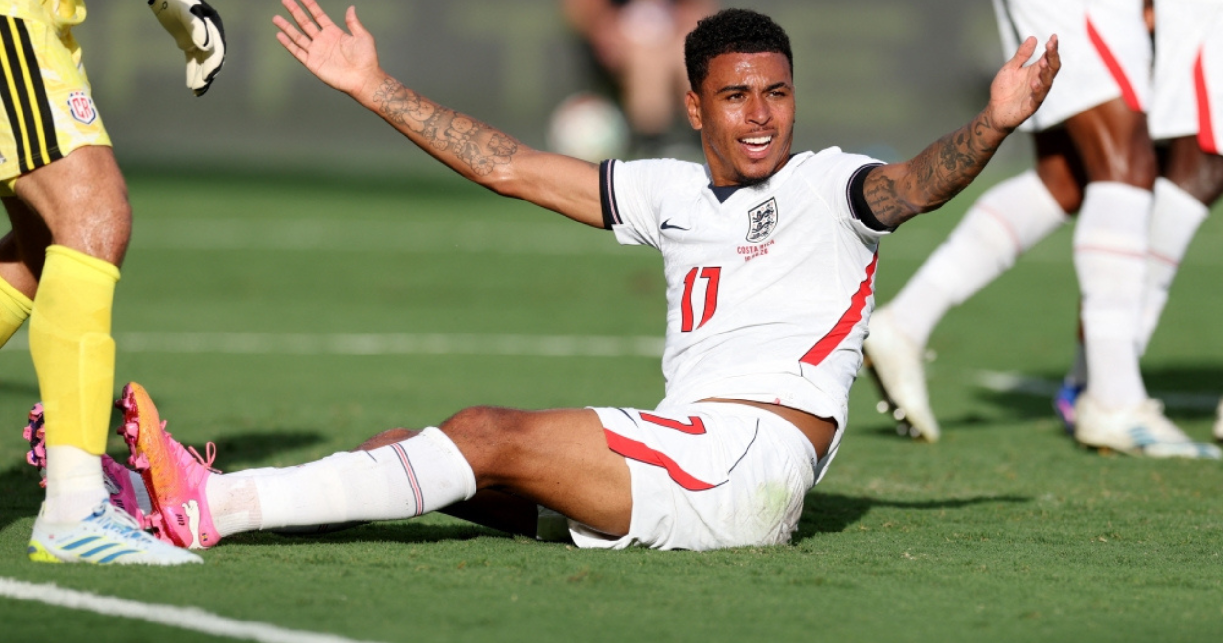 England hit by equipment theft en route to World Cup training camp in Kansas City — balls and boots missing