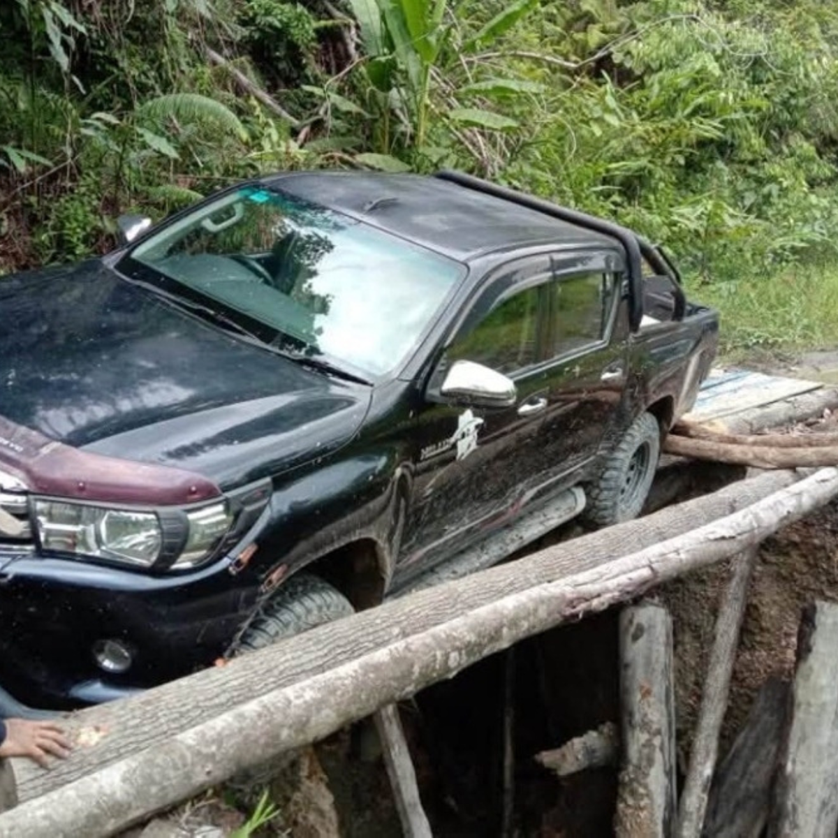 4WD vehicle slips off deteriorating Baram logging bridge, raising fresh rural road safety concerns