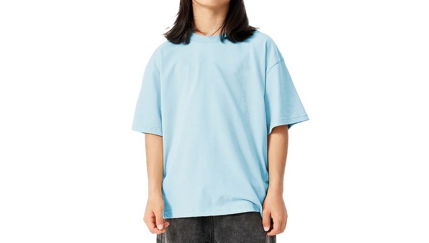 Loose oversized t-shirt styled for casual 90s outfits inspired by youth fashion trends.
