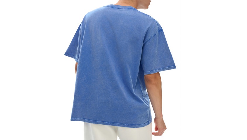 Oversized vintage wash t-shirt styled for iconic 90s outfits with baggy streetwear proportions.