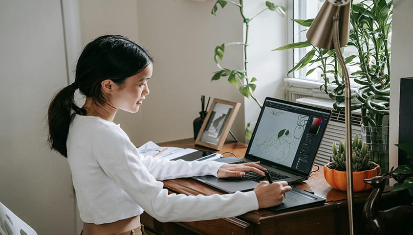 woman design custom t-shirts online to earn extra money