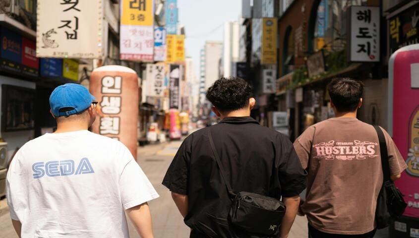 man wearing the upper back logo placement on tshirt
