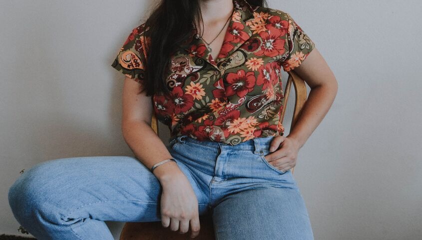 Woman in a floral polyester shirt, polyester clothing in real wear and easy to identify by feel