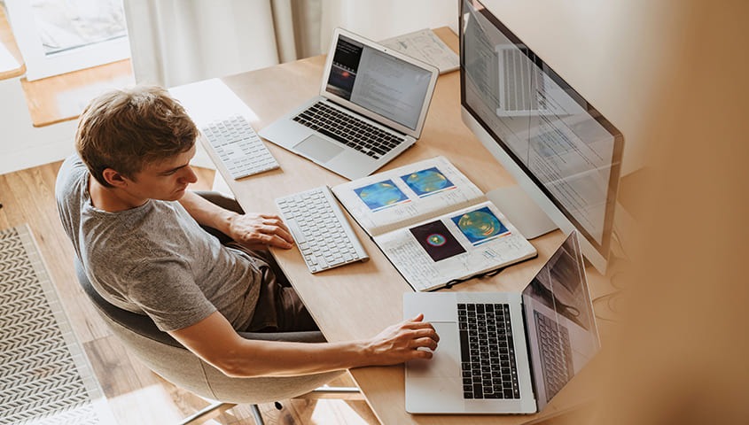 Man create digital products and sell on Shopify to make money