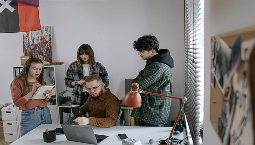 Four people discuss about multi-channel to strong ecommerce growth strategy