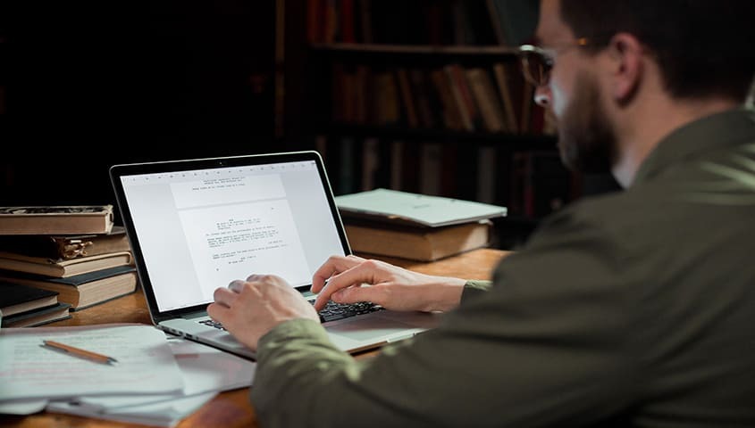 Man work as a freelance writer to get extra income