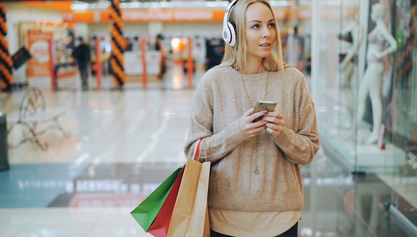 Woman is getting rich for become a mystery shopper