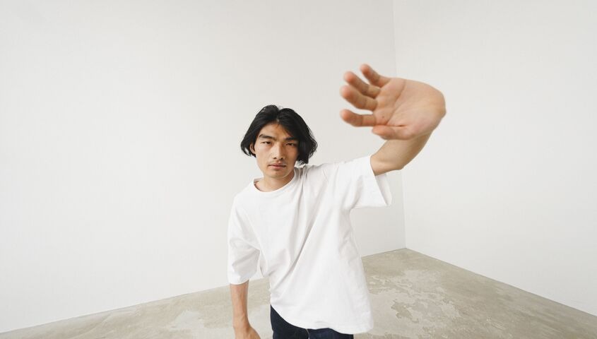 Model in a wide oversized tee with dropped shoulders, the boxy cut brands source from high quality blank t-shirts wholesale suppliers.