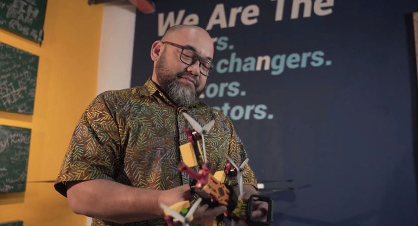 Safuan Zairi memegang salah sebuah model drone yang dibangunkan