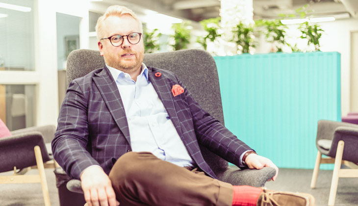 Funidatan uusi toimitusjohtaja Mikko Myllys istumassa nojatuolissa Helsingin toimiston aulassa.