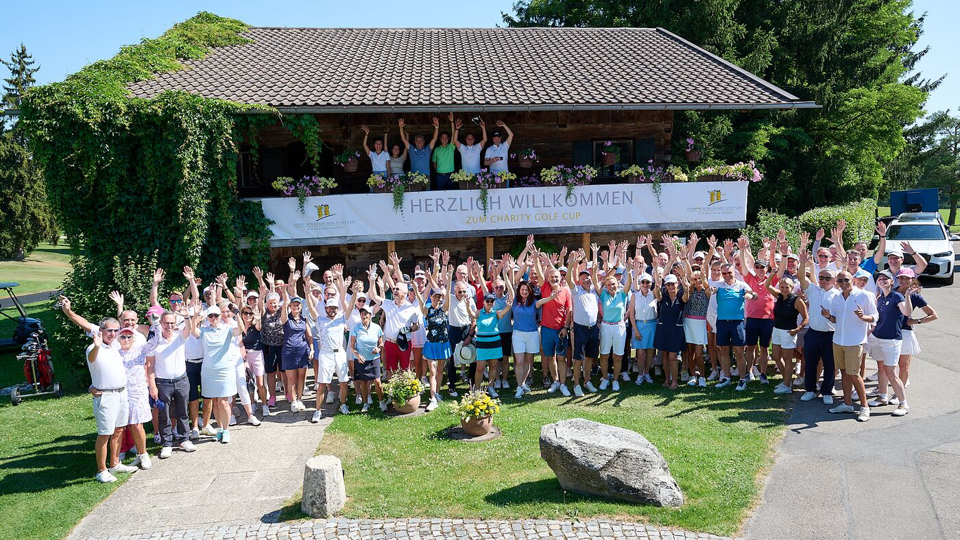 Teilnehmer auf dem Green beim Charity-Turnier