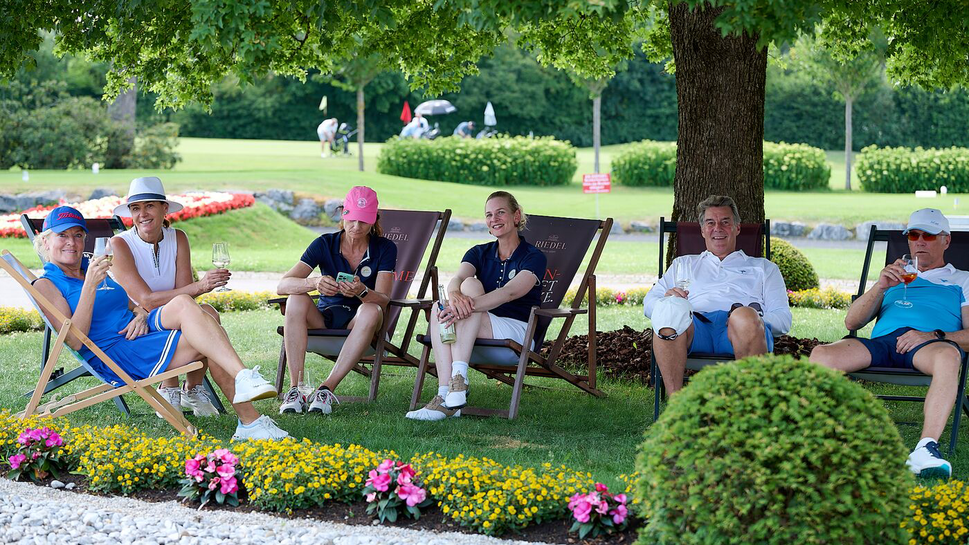 Teamgeist beim Charity Golf-Turnier