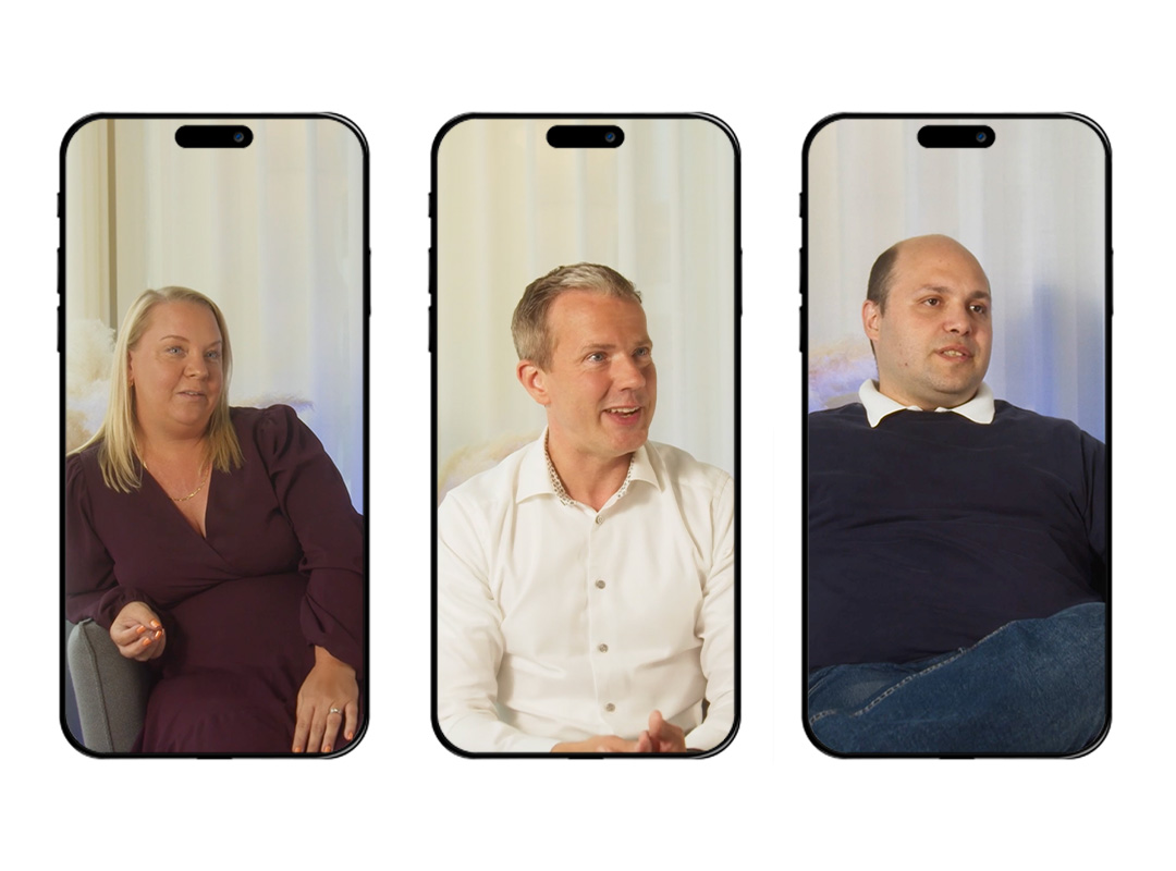 Tre personer som sitter och samtalar, fotograferade inuti mobilskärmar; en kvinna i vinröd klänning, en man i vit skjorta och en man i mörk tröja och jeans.