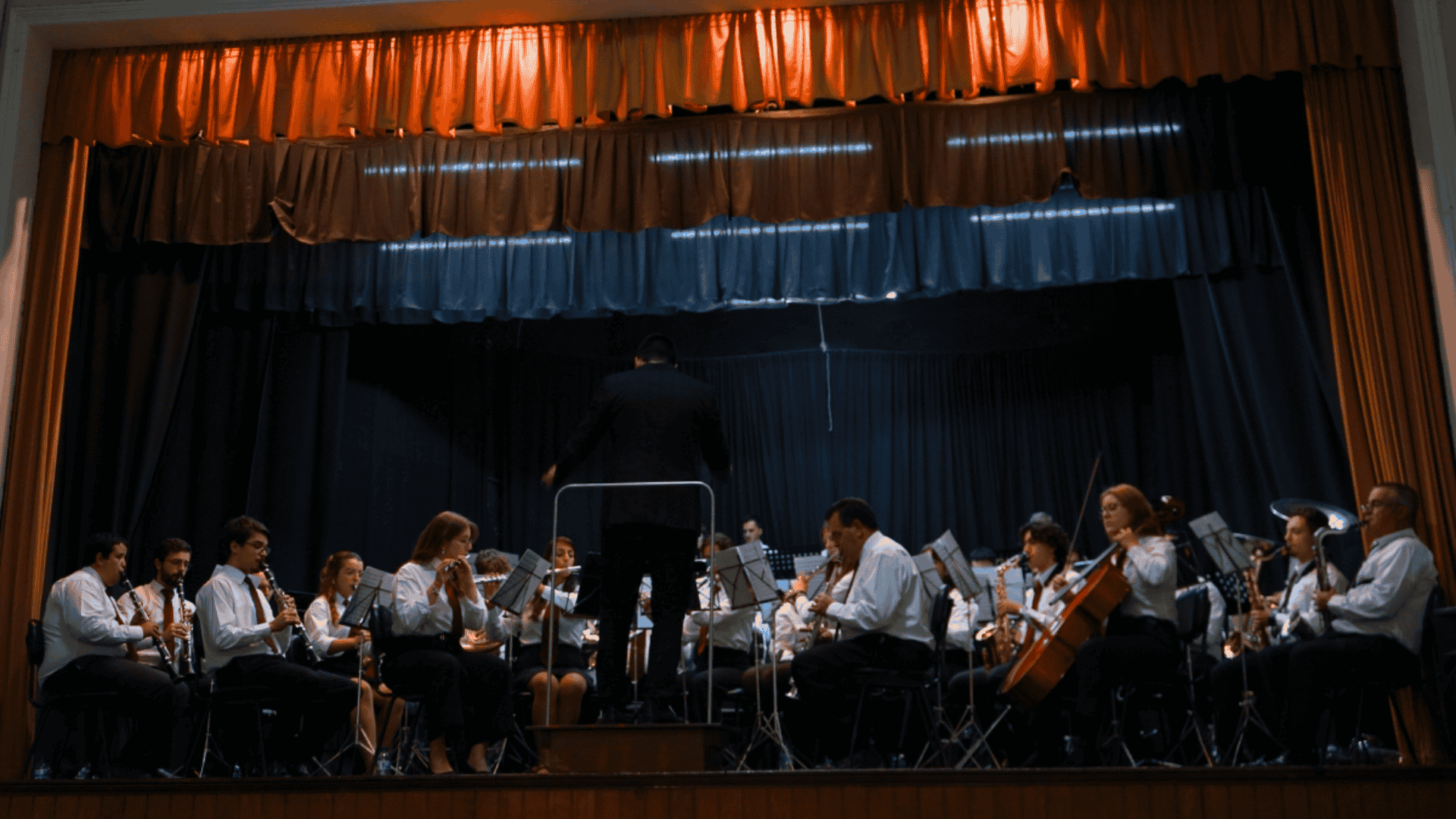 Foto recente da atuação da Orquestra da SFUA, com todos os músicos em cena a tocar 