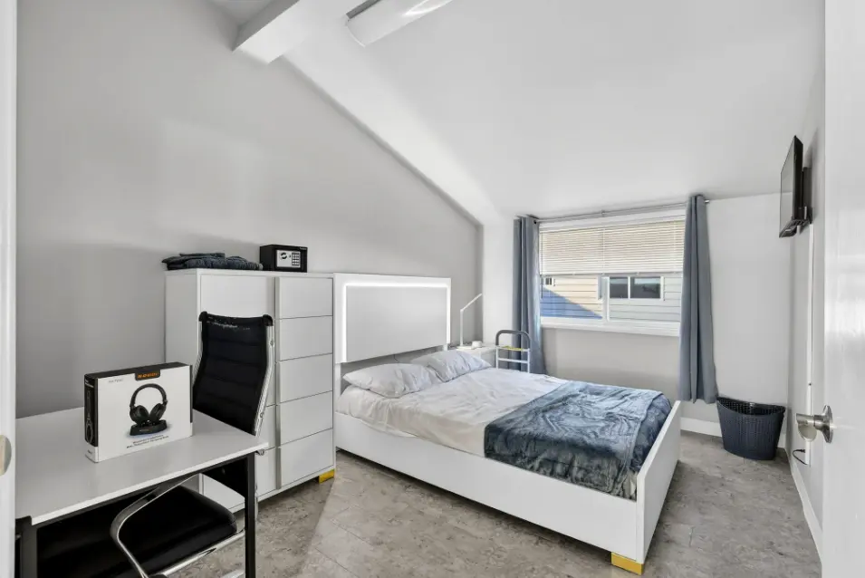Private room at a residential detox center designed to provide comfort, rest, and privacy during recovery