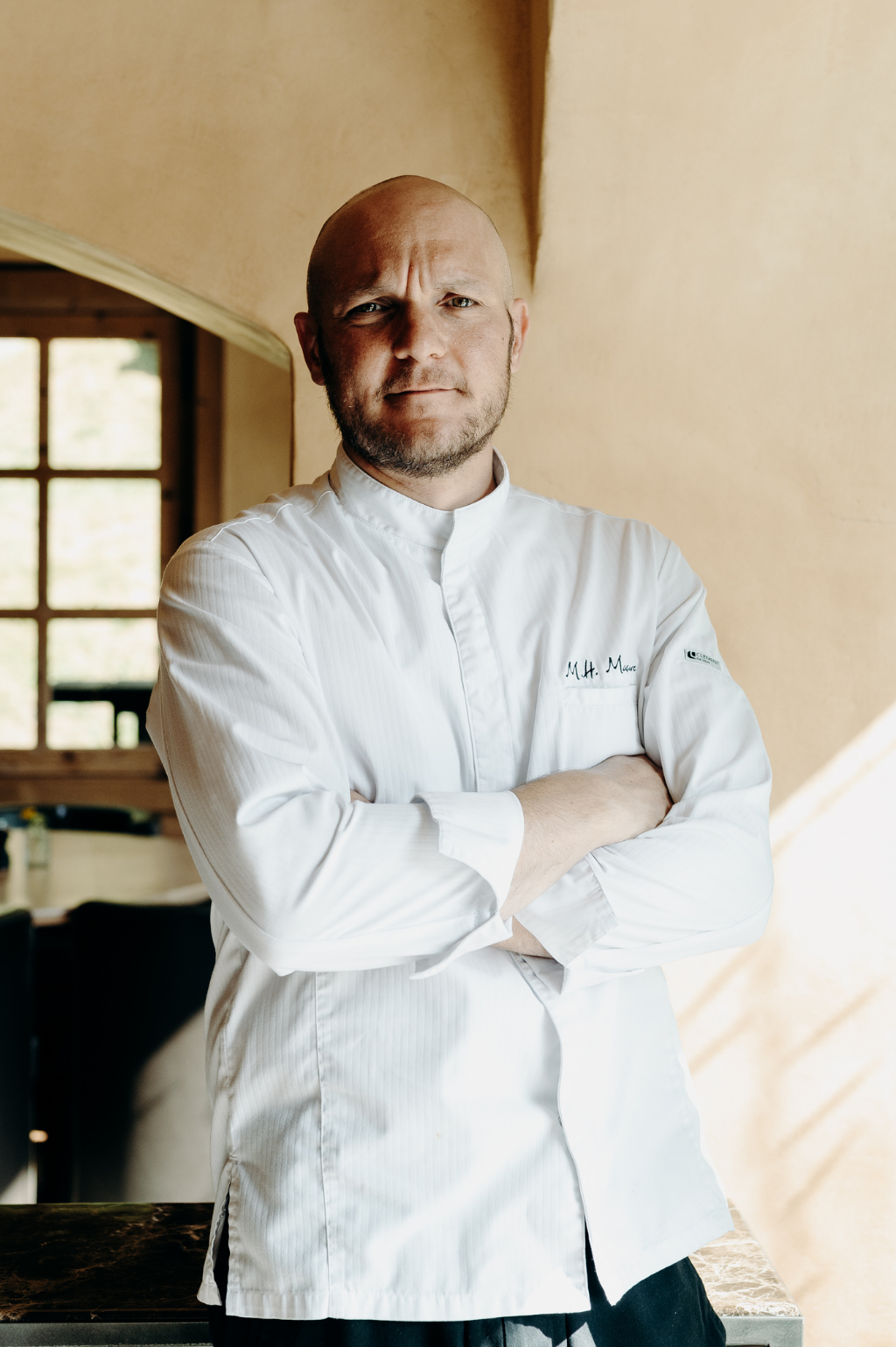 Talented chef in a luxury restaurant in a 5-star hotel in Haute-Savoie, offering an exceptional culinary experience to her guests.