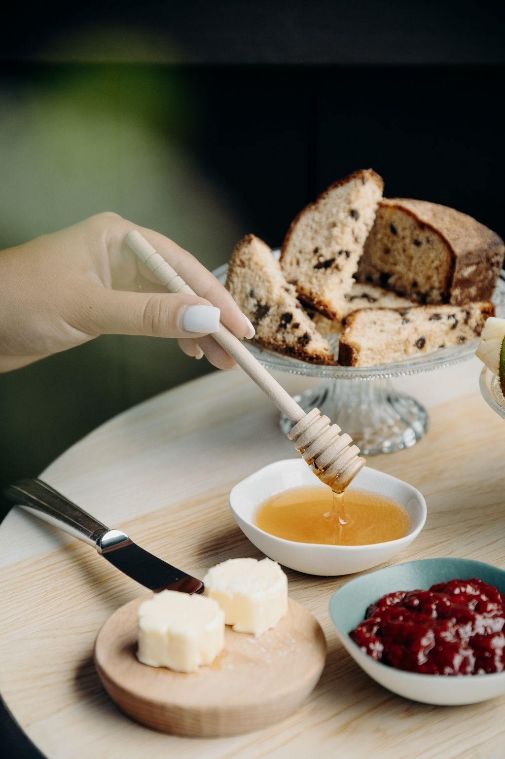 Luxurious breakfast in a luxury chalet in Mégève, with a gourmet selection to get your day in the mountains off to a good start.