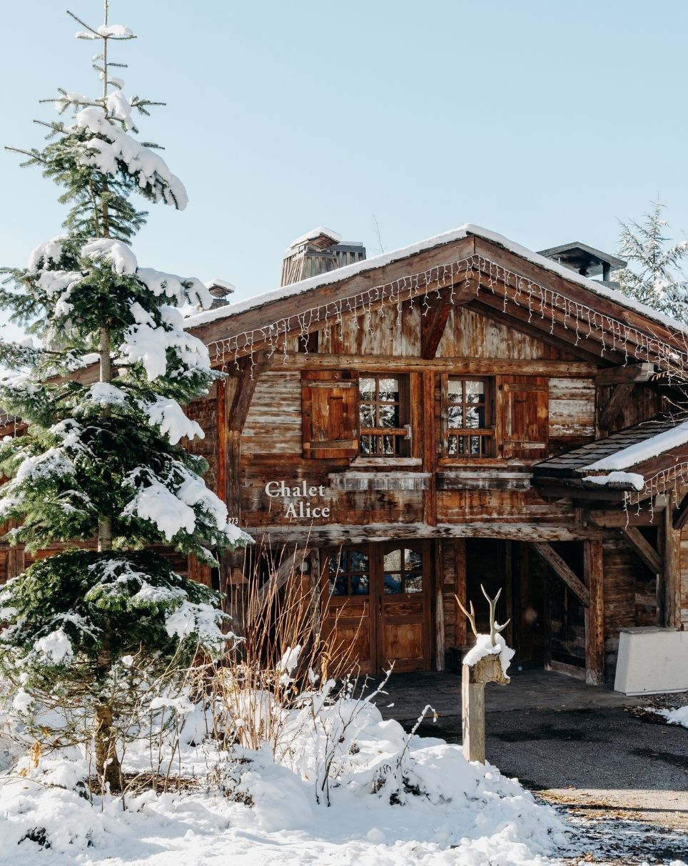 Salon cosy avec cheminée dans un chalet de luxe en Haute-Savoie, hôtel 5 étoiles offrant détente et confort