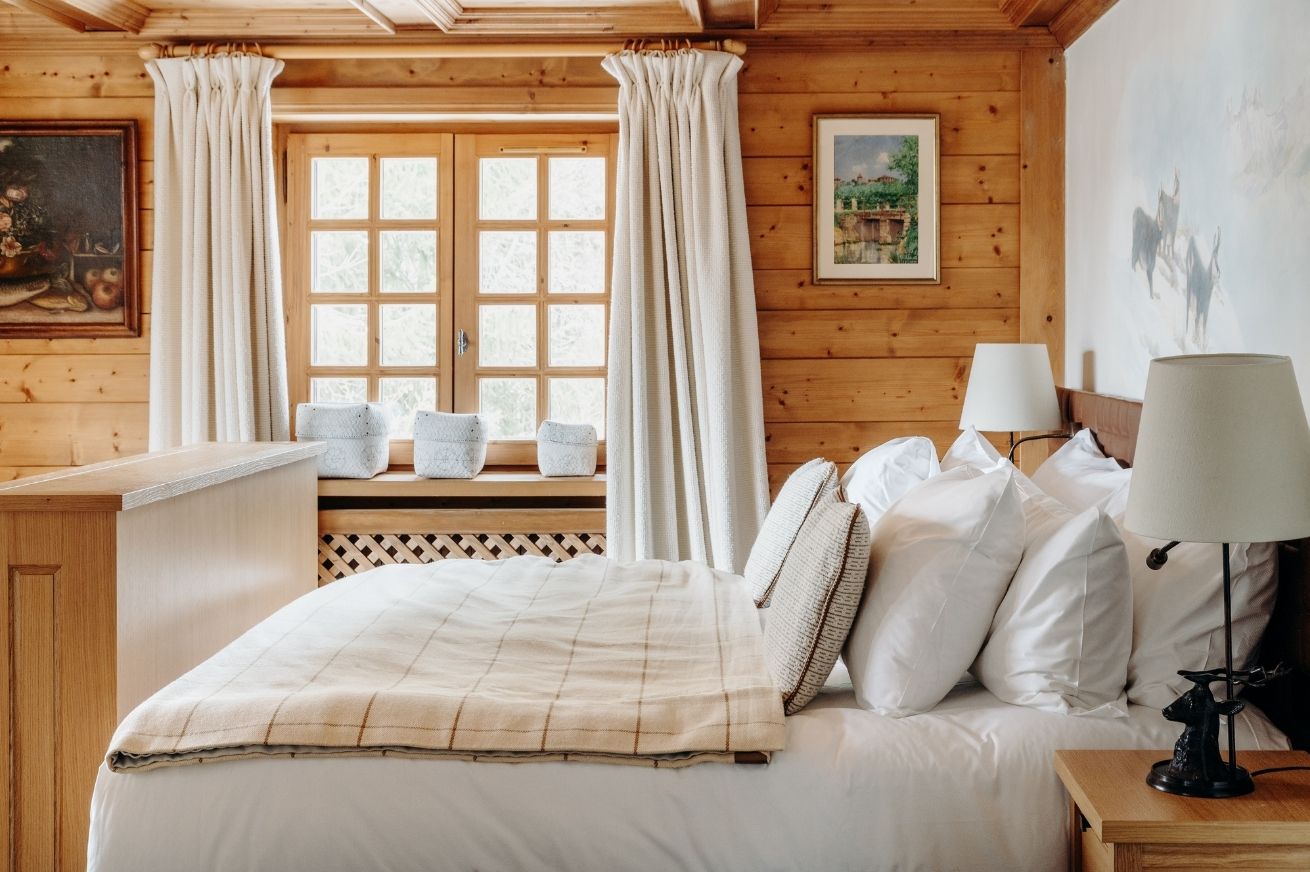 Salle de bain élégante dans un hôtel 5 étoiles en Haute Savoie, avec produits de soin de luxe pour un séjour raffiné