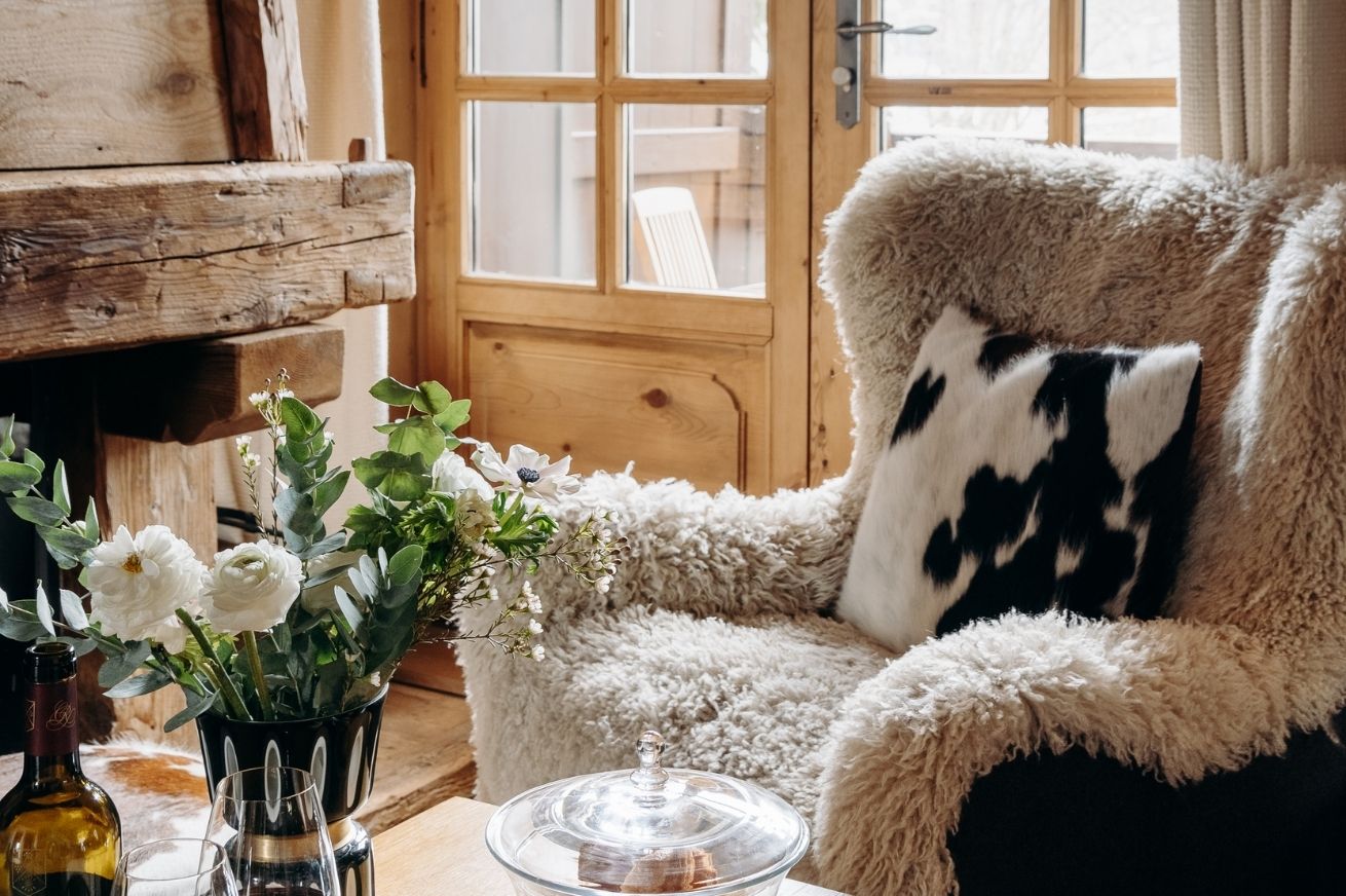 Salon chaleureux dans un hôtel de luxe dans les Alpes, parfait pour un séjour de détente en montagne