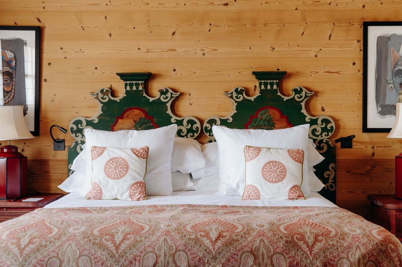 Salle de bain spacieuse dans un hôtel de luxe en Haute-Savoie, avec des finitions haut de gamme et vue sur les montagnes