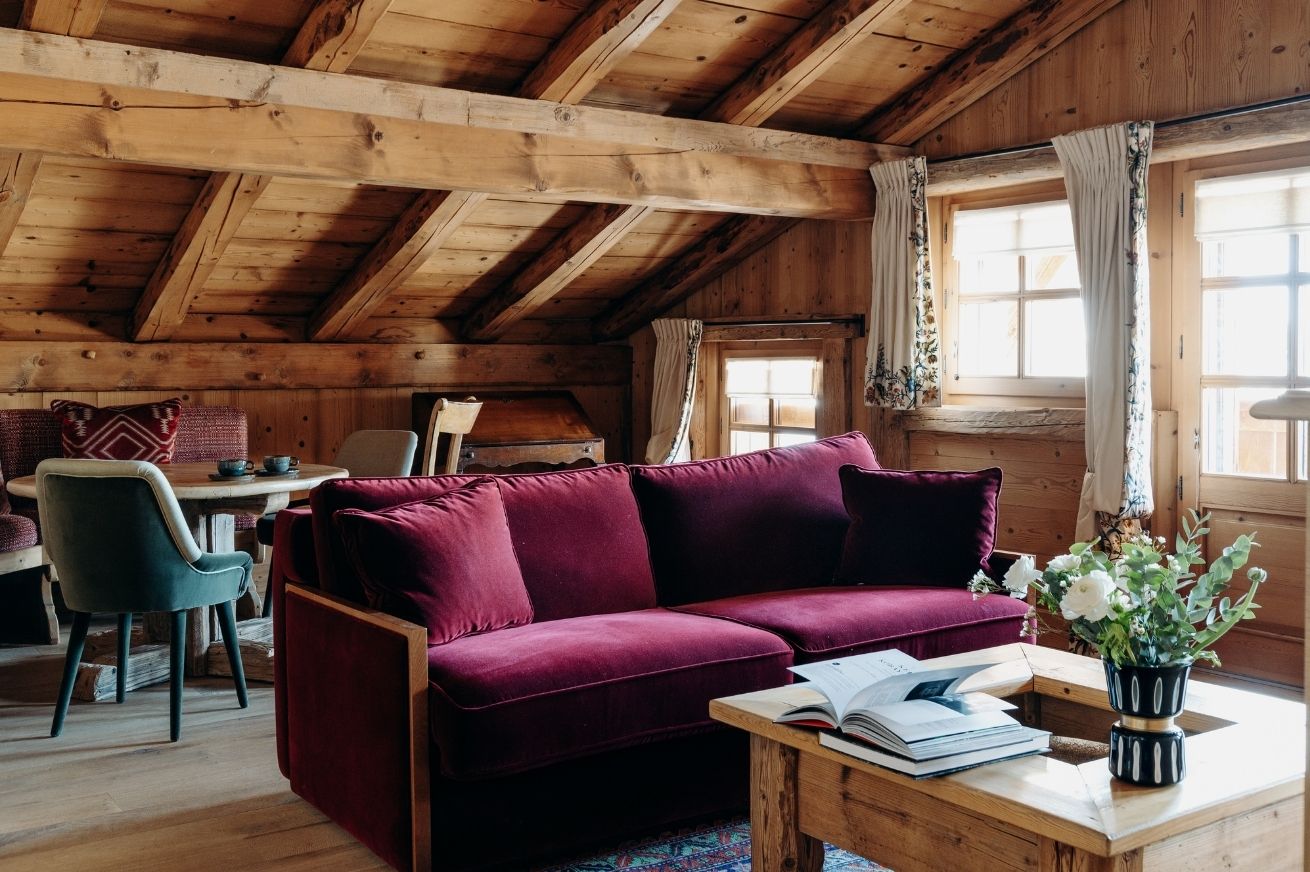 Salon chaleureux et salle à manger spacieuse dans un hôtel de luxe à Megève, parfaits pour des repas conviviaux et détente