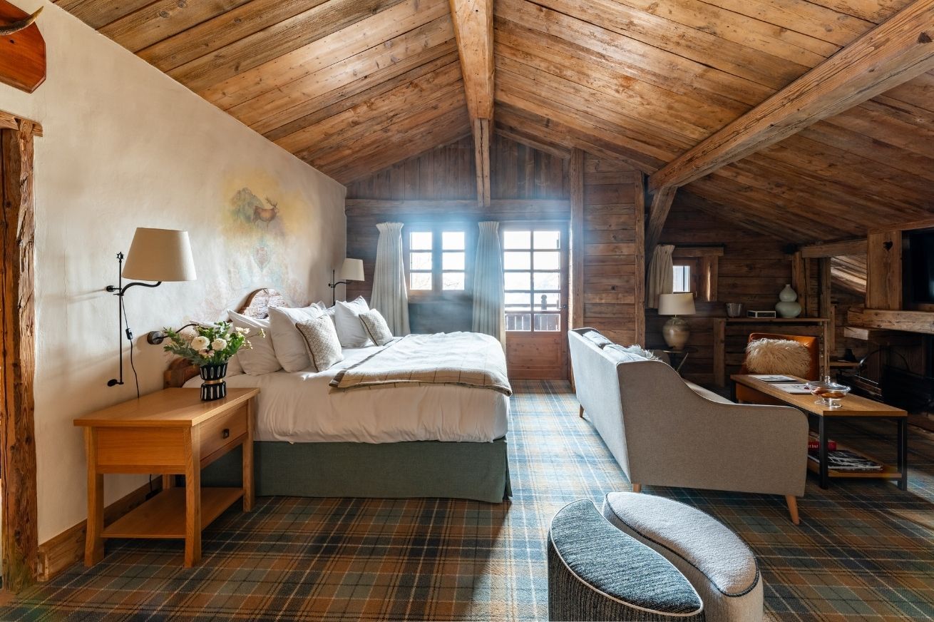 Salon chaleureux et salle à manger spacieuse dans un hôtel de luxe à Megève, parfaits pour des repas conviviaux et détente