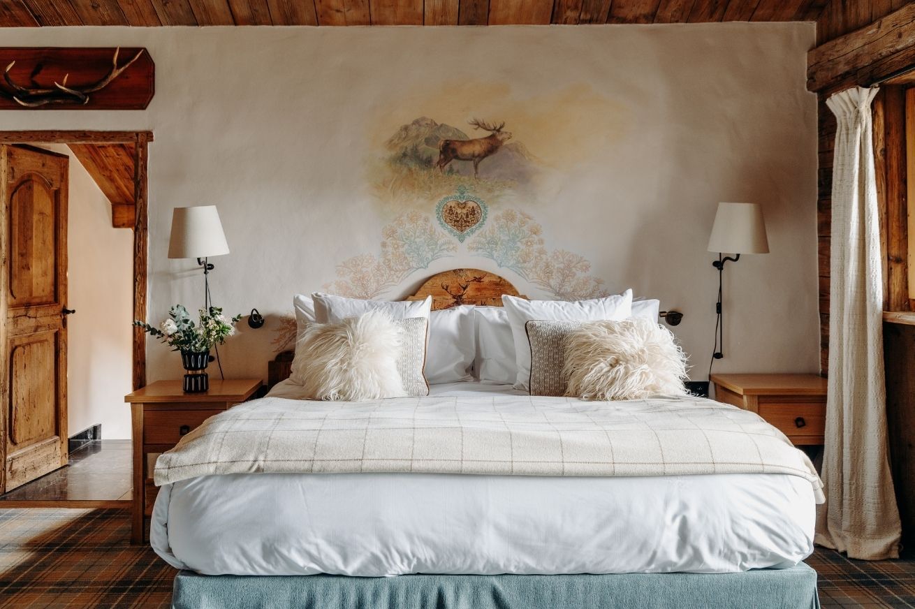 Suite confortable dans un hôtel 5 étoiles en Haute-Savoie, avec vue sur les montagnes et équipements haut de gamme