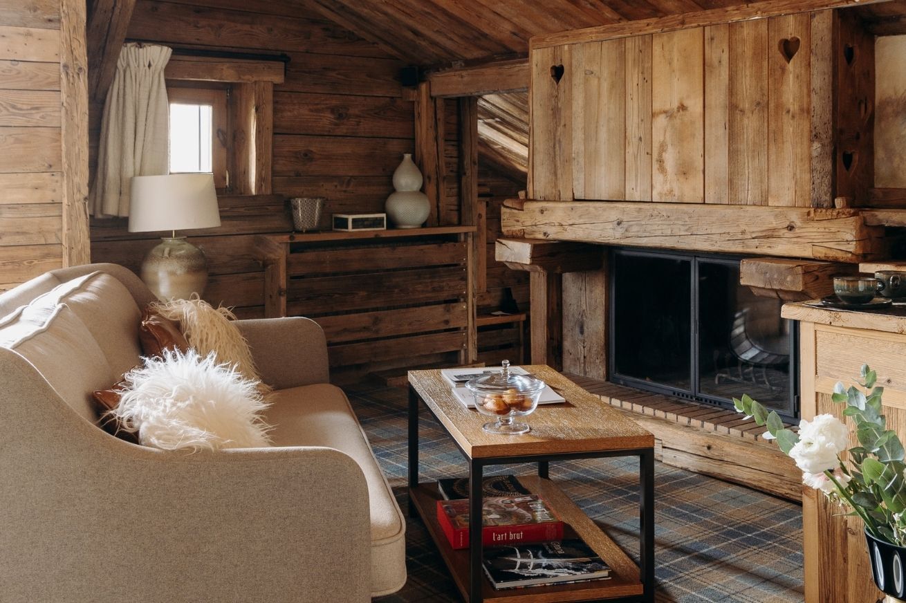 Salon chaleureux dans un chalet de luxe à Megève, idéal pour un séjour apaisant en montagne