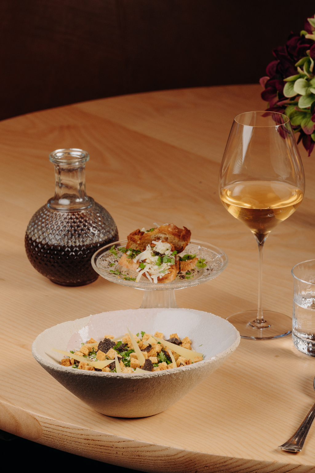 Plat raffiné dans un restaurant gastronomique à Megève, offrant des saveurs uniques dans un cadre de luxe, en montagne