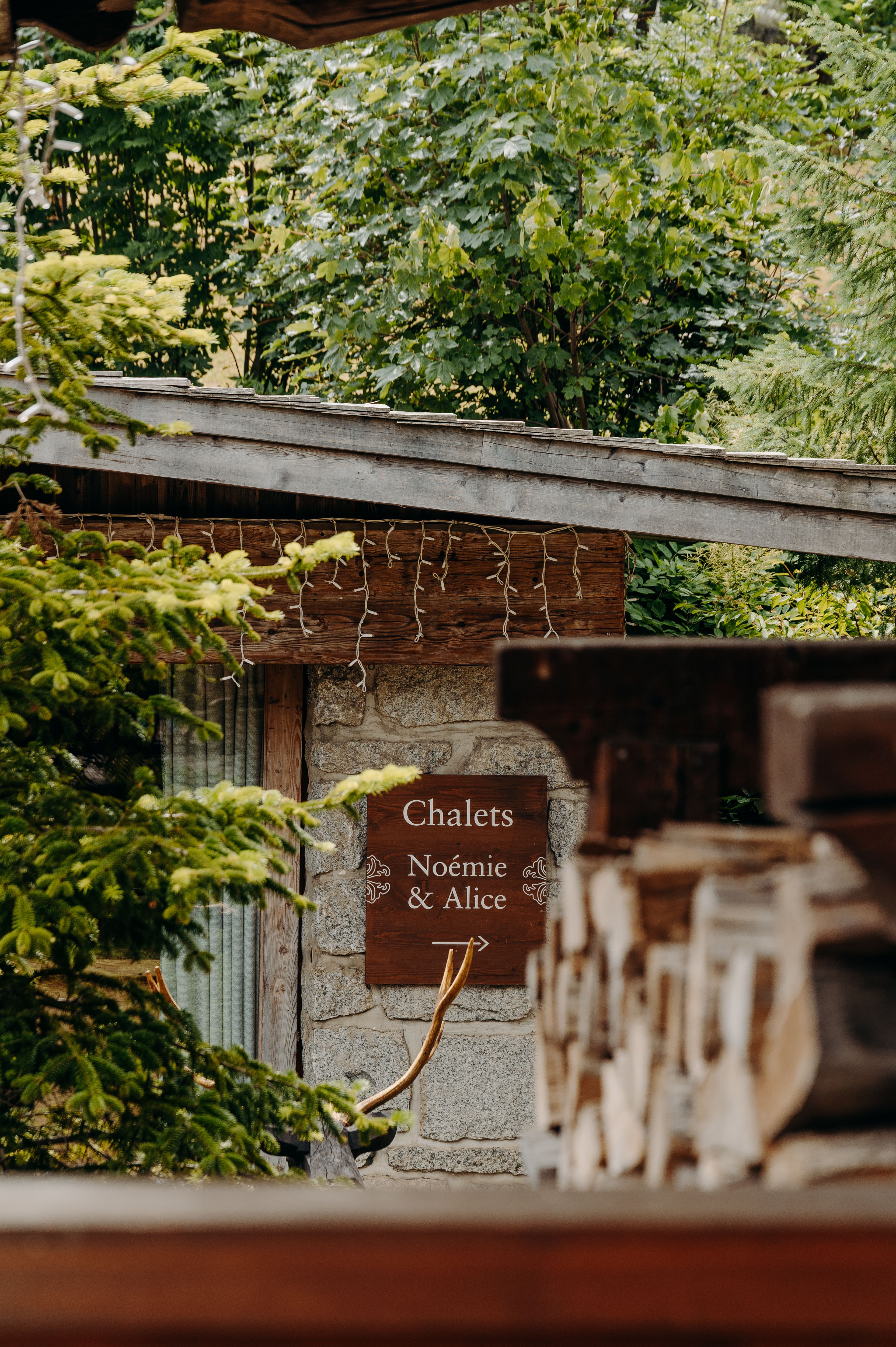 Salon cosy avec cheminée dans un chalet de luxe en Haute-Savoie, hôtel 5 étoiles offrant détente et confort