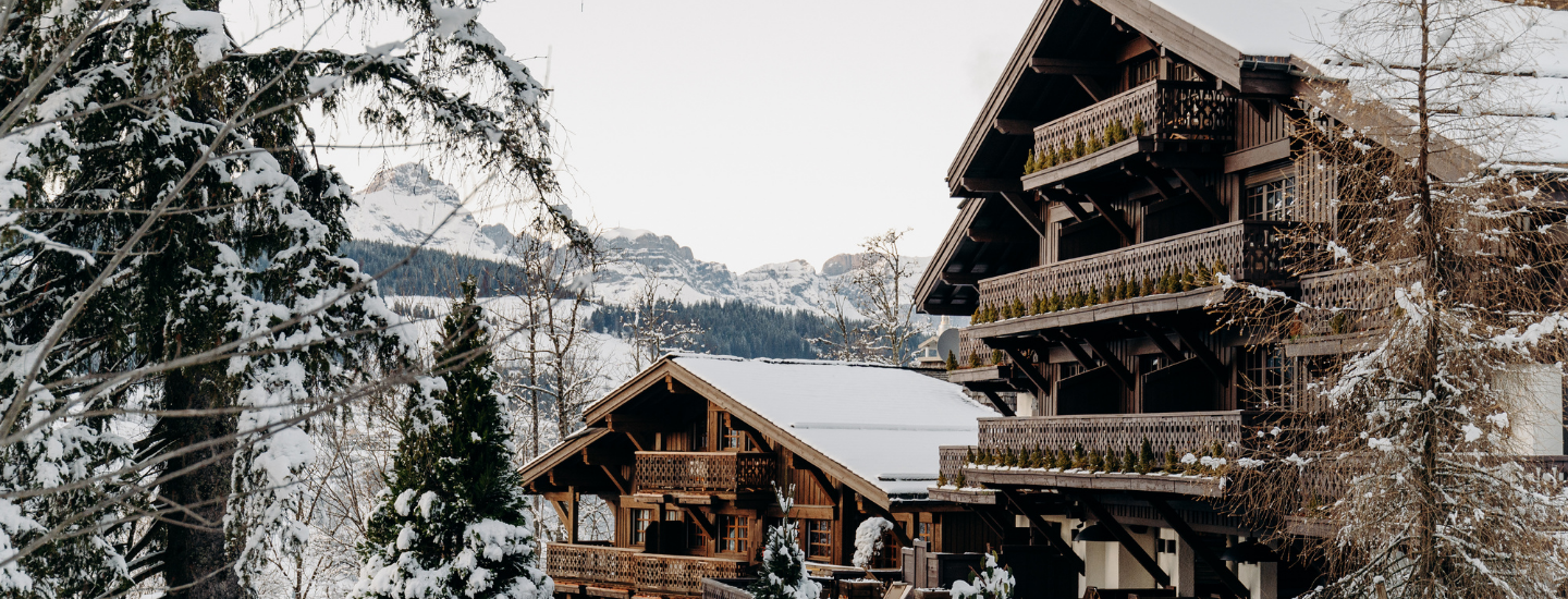 Chalets du Mont d’Arbois sous la neige avec vue sur les sommets alpins — Megève.