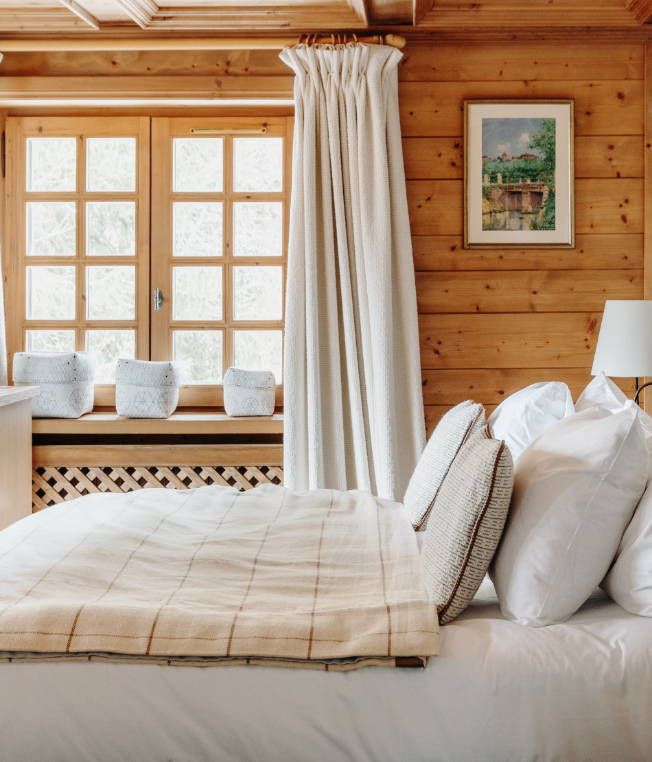 Chambre lumineuse en bois au style alpin des Chalets du Mont d’Arbois — Megève.