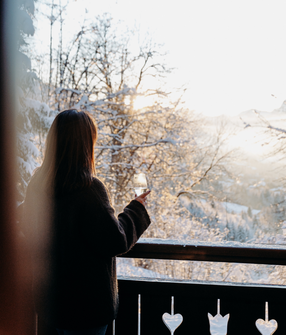 Moment face aux montagnes enneigées depuis le balcon des Chalets du Mont d’Arbois — Megève.