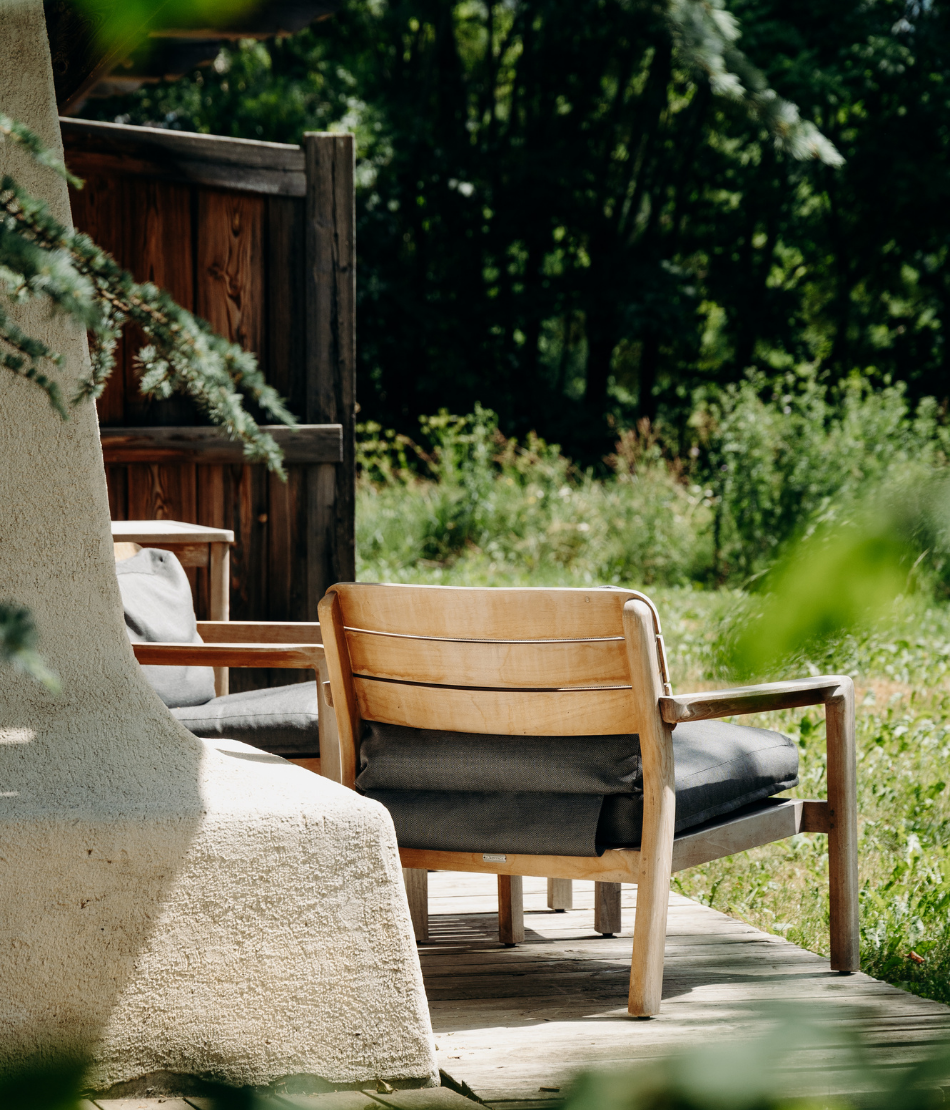 Terrasse en bois ouverte sur la nature aux Chalets du Mont d’Arbois — Megève.