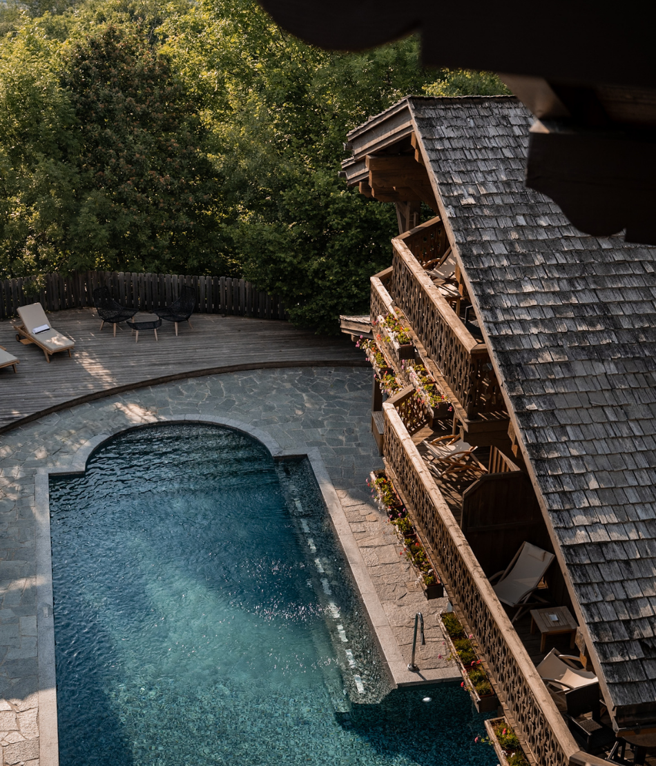Piscine extérieure au cœur des Chalets du Mont d’Arbois pendant la saison estivale — Megève.