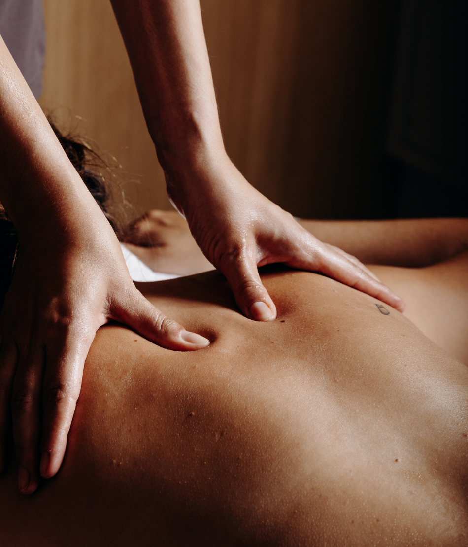 Massage relaxant dans l’espace bien-être des Chalets du Mont d’Arbois — Megève.